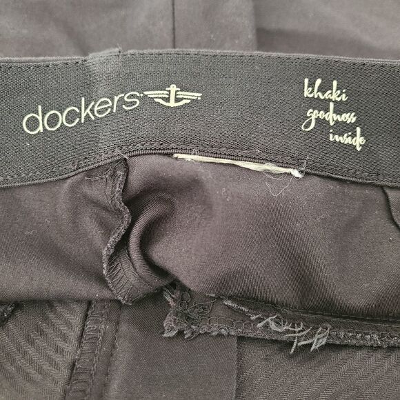 Dockers Khaki Shorts – Black, Size 34 - Picture 8 of 8